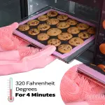 Guante Mágico Mg rosa saca bandeja de galletas del horno a 320°F en 4 minutos.