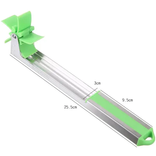Cortador de frutas verde y plateado, ideal para porcionar sandía y otras frutas fácilmente.