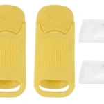 Molde amarillo para empanadas con dos raspadores blancos, ideal para repostería.