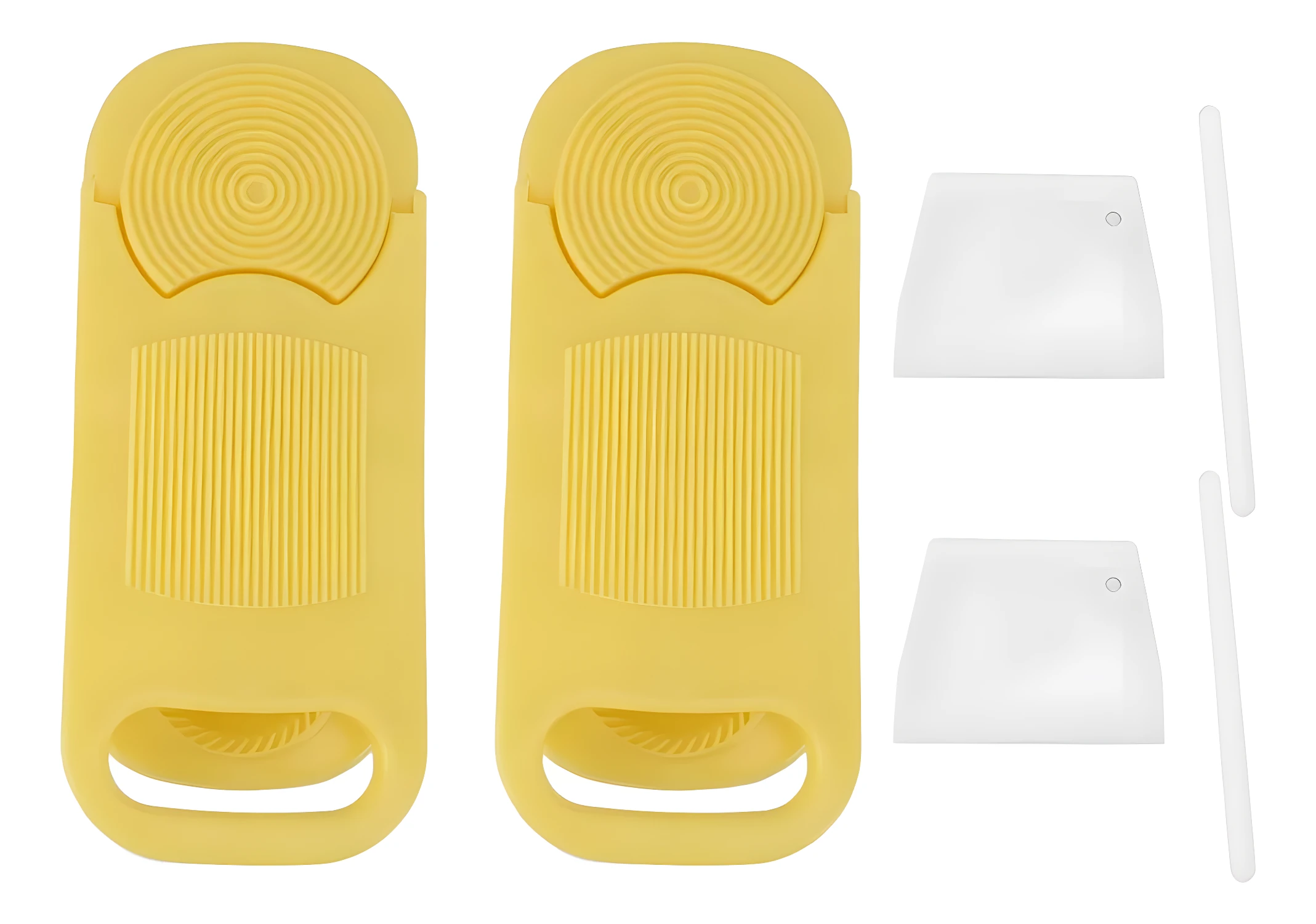 Molde amarillo para empanadas con dos raspadores blancos, ideal para repostería.