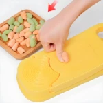 Mano usando molde para empanadas con rellenos de colores y forma de conchita.