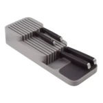 Organizador de cuchillos gris para cajón, con ranuras y espacio para mangos.