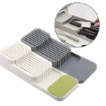 Organizador de cuchillos de cocina compacto, con ranuras para varios tamaños, y un hueco para utensilios.