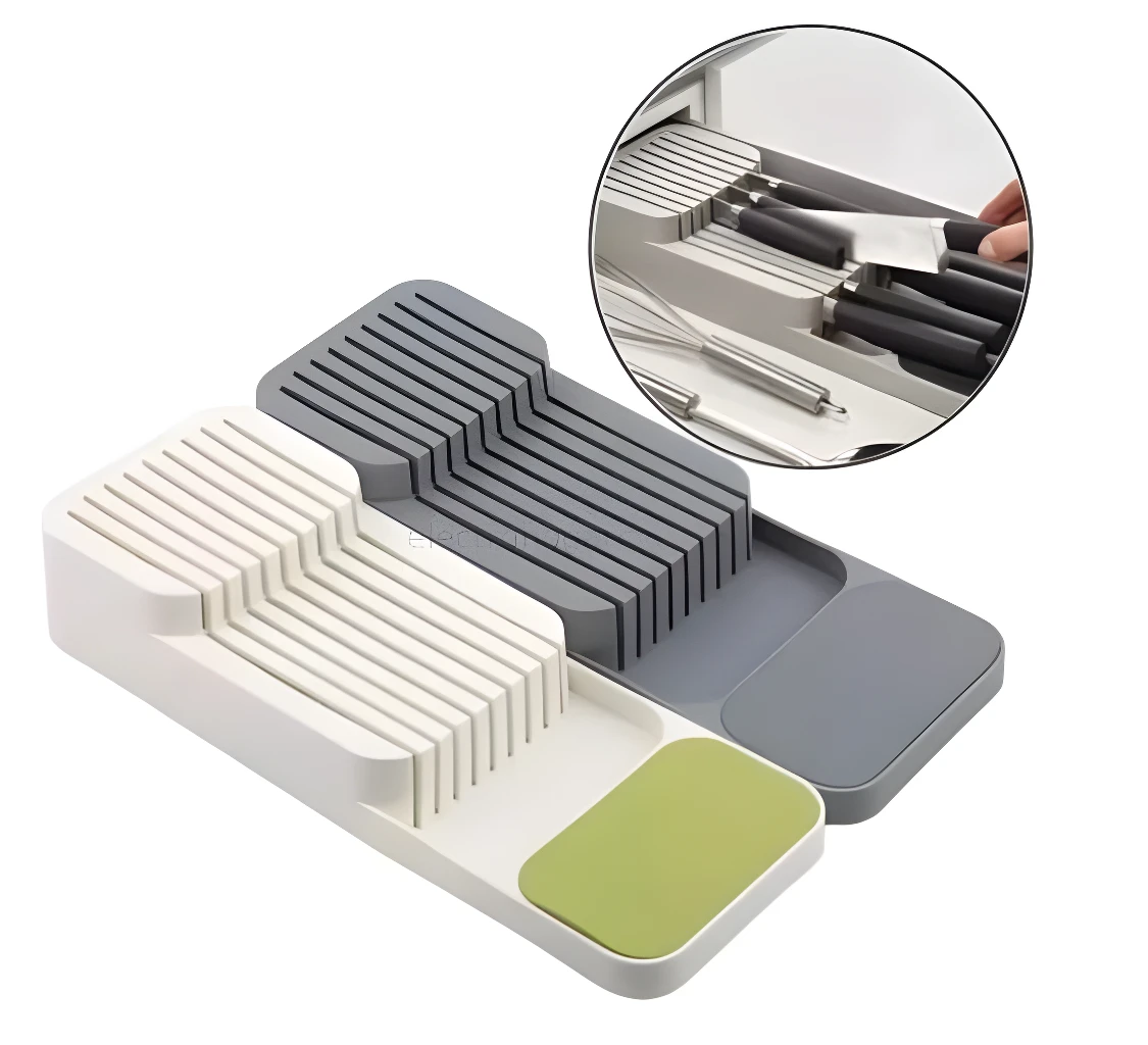 Organizador de cuchillos de cocina compacto, con ranuras para varios tamaños, y un hueco para utensilios.