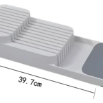 Organizador de cuchillos escalonado gris de 39.7cm x 13cm con ranuras y base antideslizante.