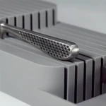 Organizdor de cuchillos plateado con mango perforado, ubicado en un organizador gris con ranuras.