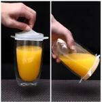 Tapones de silicona flexibles para vasos con doble pared, ideales para llevar líquidos.