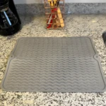 Alfombrilla de silicona multiusos Gourmet para secar platos en encimera de granito.