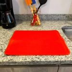 Alfombra de silicona roja multiusos para cocina Gourmet con diseño ondulado.
