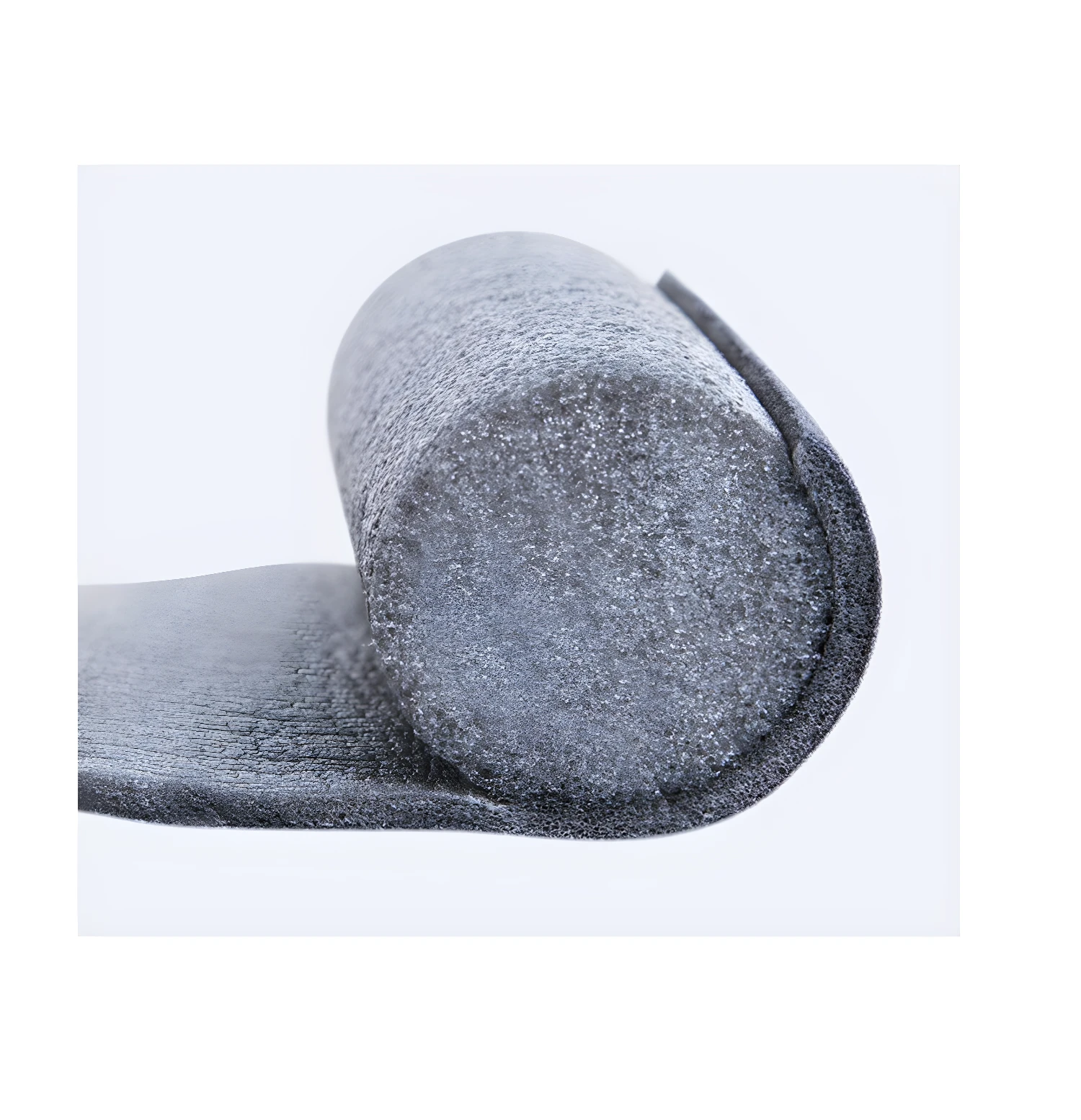 Tira de sellado inferior de puerta enrollada, color gris, con textura granulada visible.