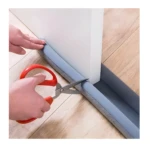 Tira de sellado para puerta inferior cortándose con tijeras, aislante de corrientes de aire y sonido.