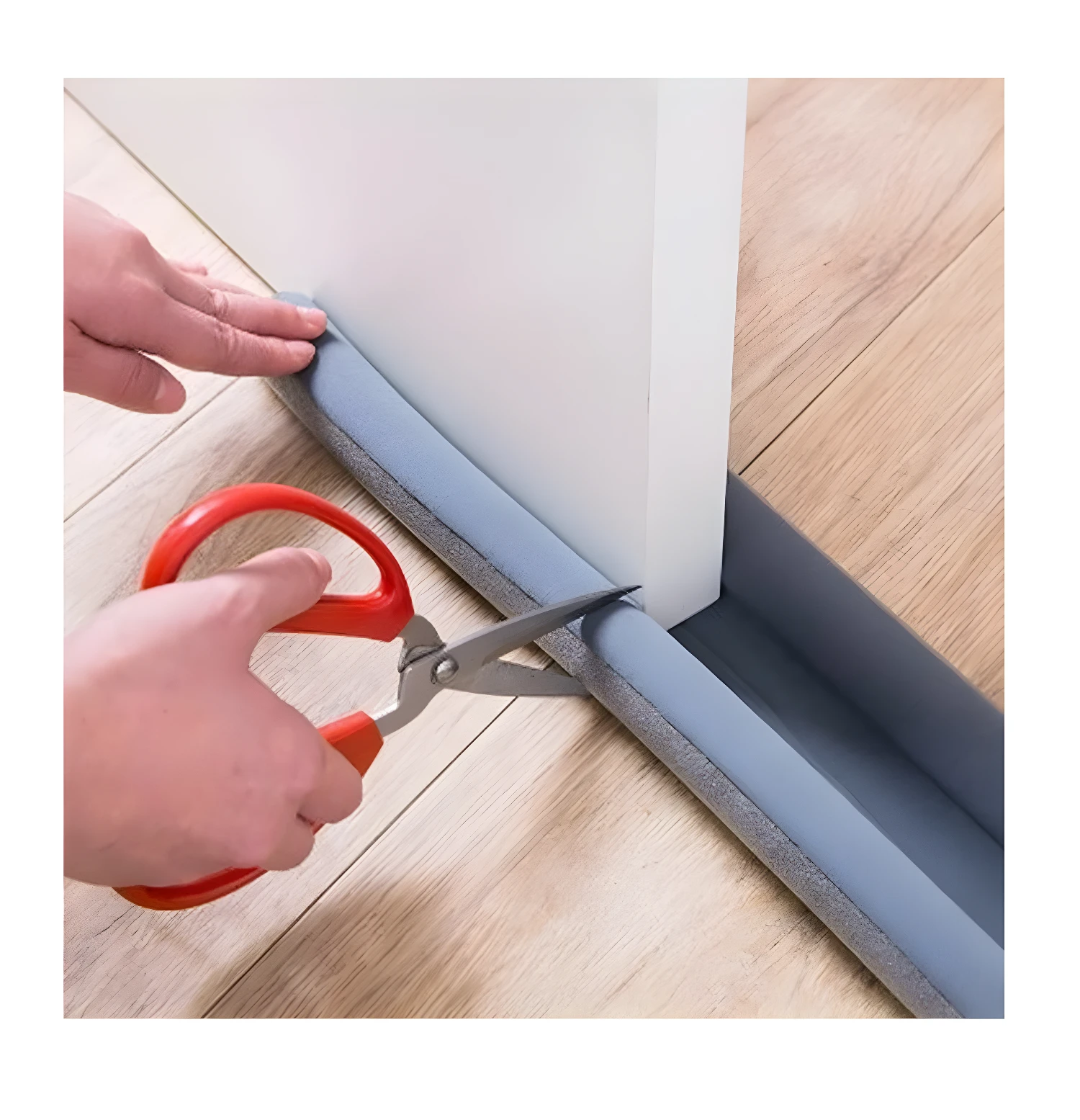 Tira de sellado para puerta inferior cortándose con tijeras, aislante de corrientes de aire y sonido.