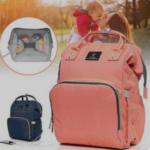 Bolso pañalera azul marino con cuna y cambiador, ideal para bebés, con múltiples compartimentos.