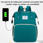 Bolso pañalera azul con puerto USB para cargar celular y cuna cambiador para bebé.