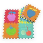 Tapete rompecabezas para bebé con diseño de frutas: manzana, tomate y cerezas en colores vibrantes.