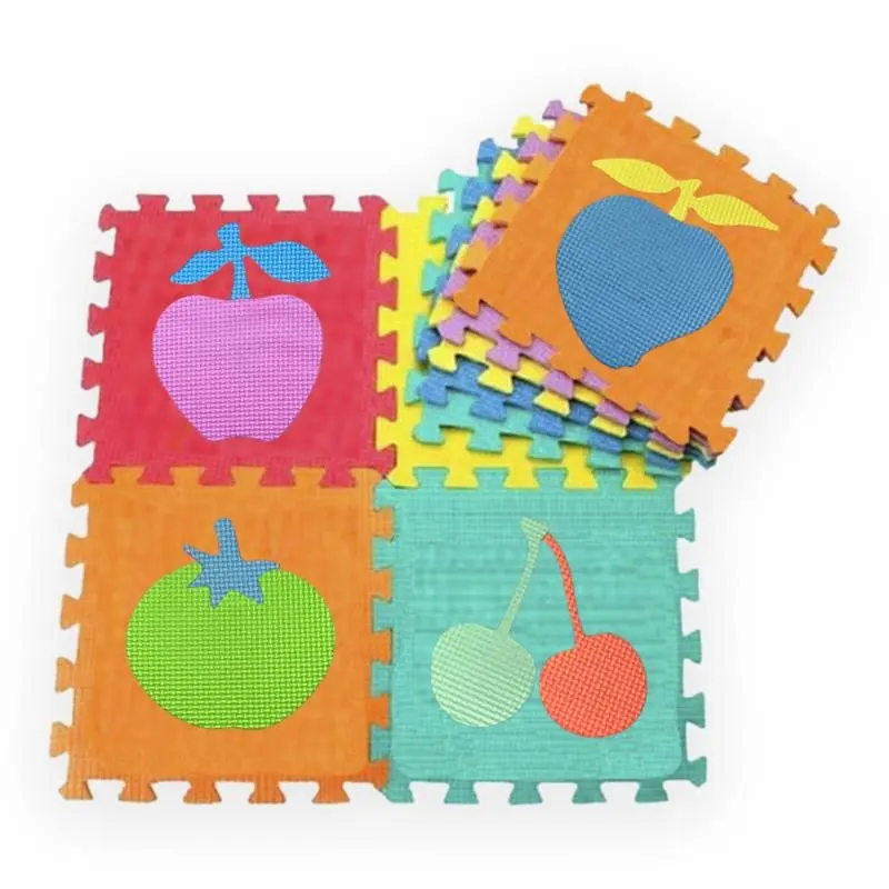 Tapete rompecabezas para bebé con diseño de frutas: manzana, tomate y cerezas en colores vibrantes.
