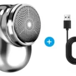 Mini afeitadora eléctrica portátil plateada con cable USB-C, ideal para viajes.