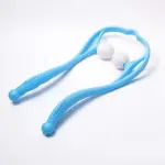Masajeador cervical azul en forma de U con dos rodillos blancos para aliviar tensión en cuello.