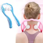 Masajeador cervical manual con rodillos blancos para aliviar tensión en cuello y hombros.