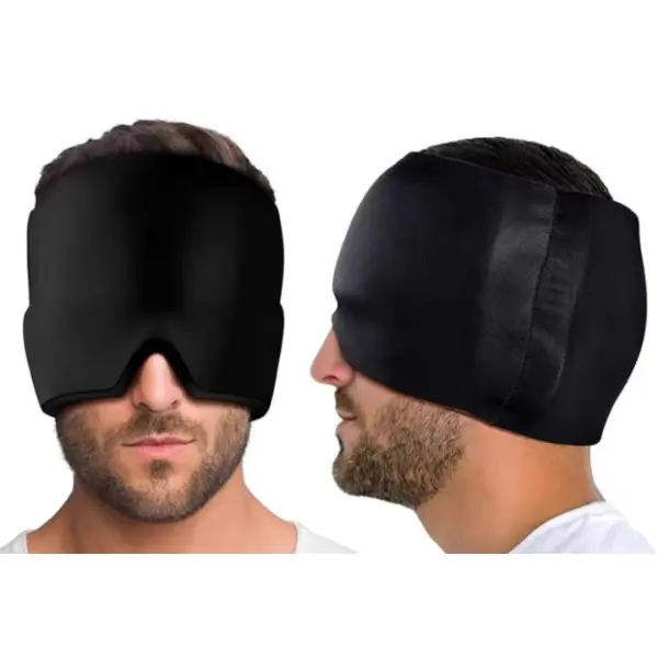Gorro relajante para migraña negro que cubre los ojos y la cabeza de un hombre.
