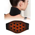 Soporte cervical negro para aliviar el dolor de cuello con puntos magnéticos y calor suave.
