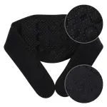 Soporte cervical relajante de cuello negro con puntos de masaje y ajuste de velcro.