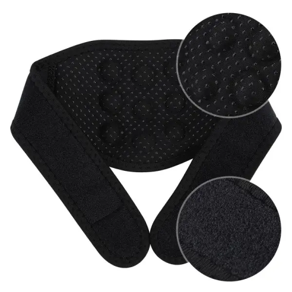 Soporte cervical relajante de cuello negro con puntos de masaje y ajuste de velcro.