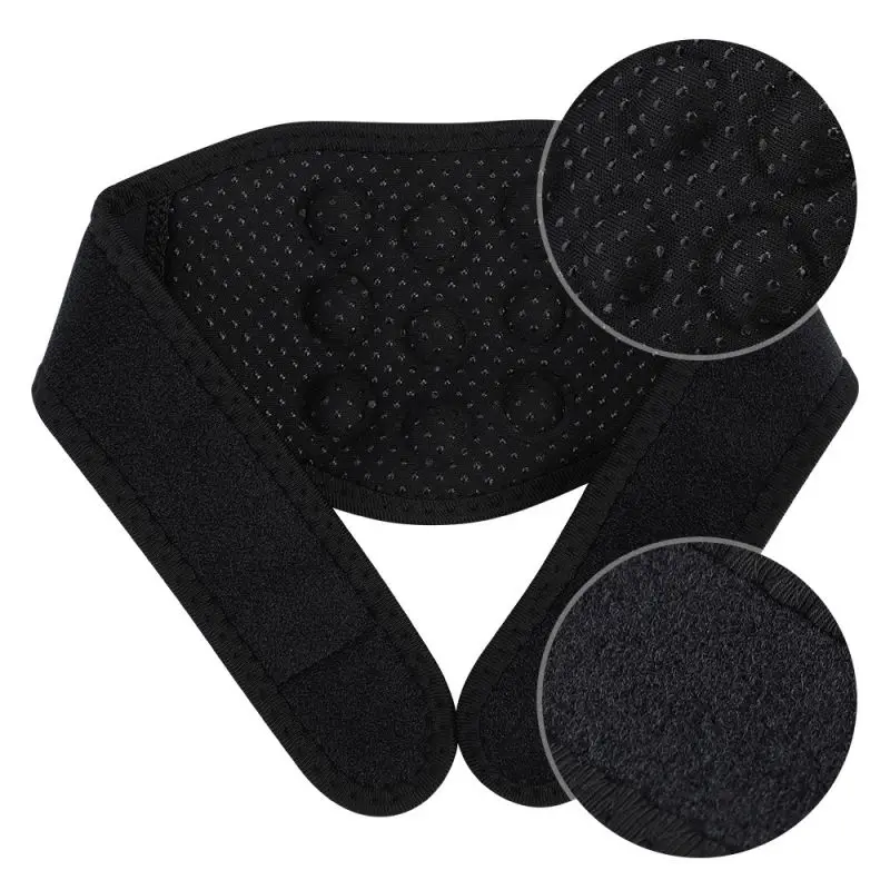 Soporte cervical relajante de cuello negro con puntos de masaje y ajuste de velcro.
