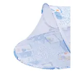 Mosquitero plegable azul para bebé con estampado de ositos y encaje blanco, visto desde un ángulo lateral.