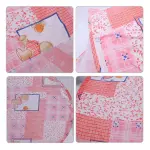 Mosquitero para bebé plegable con diseño de ositos y estampado floral en tonos rosas y blancos.