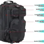 Bolso táctico deportivo negro con compartimentos y ajustes laterales y inferiores.