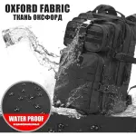 Bolso táctico deportivo de tela Oxford, a prueba de agua, con un chorro de agua cayendo sobre él.
