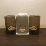 Soporte doble para cepillos de dientes y dispensador de pasta, diseño moderno.