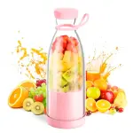 Botella mini licuadora portátil rosa con frutas variadas dentro, naranjas, uvas y manzanas alrededor.
