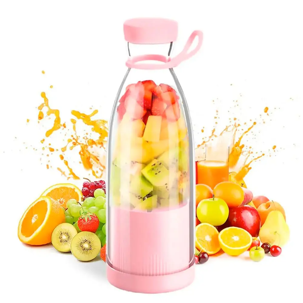 Botella mini licuadora portátil rosa con frutas variadas dentro, naranjas, uvas y manzanas alrededor.
