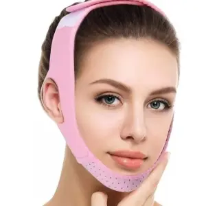 Faja facial reductora de papada color rosa que realza el contorno del rostro y cuello.