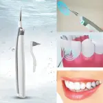 Removedor eléctrico sónico de placa dental en acción, limpiando dientes y mostrando una sonrisa saludable.