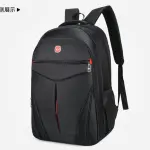 Morral casual para hombre, con diseño moderno y detalles rojos, visto de lado.