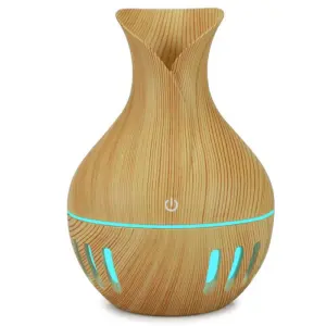 Humidificador difusor de aroma con diseño de madera, luz LED azul y botón de encendido.