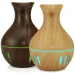 Humidificador difusor de aroma con diseño de madera oscura y clara, luz LED.