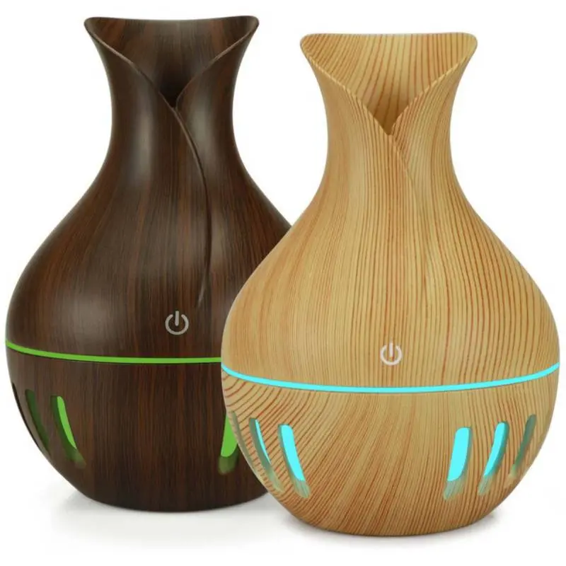 Humidificador difusor de aroma con diseño de madera oscura y clara, luz LED.
