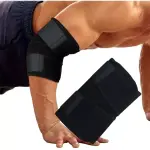 Codera ortopédica deportiva ajustable negra en brazo de deportista, vista de cerca.