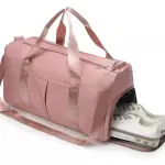 Bolso de viaje o gym impermeable rosa con compartimento para zapatos y zapatillas blancas.