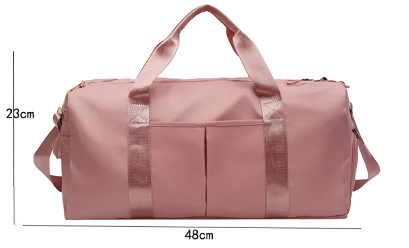 Bolso de viaje o gym impermeable rosa, tamaño 48x23cm con bolsillos frontales.