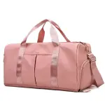Bolso de viaje y gym impermeable en color rosa con asas y correa ajustable.