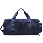 Bolso de viaje o gym azul marino impermeable con asas y correa ajustable.