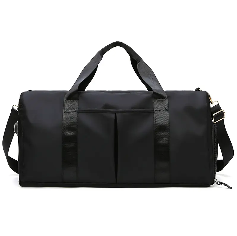 Bolso de viaje o gym impermeable negro, diseño moderno con bolsillos frontales y correa ajustable.