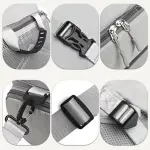 Maleta impermeable gimnasio con hebilla y cremalleras, detalles de correas y mosquetón.
