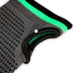Muñequera deportiva elástica gris con detalles verdes y negros, ideal para soporte y confort.