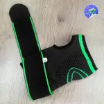 Muñequera deportiva elástica negra con vivos verdes, ideal para soporte y protección.